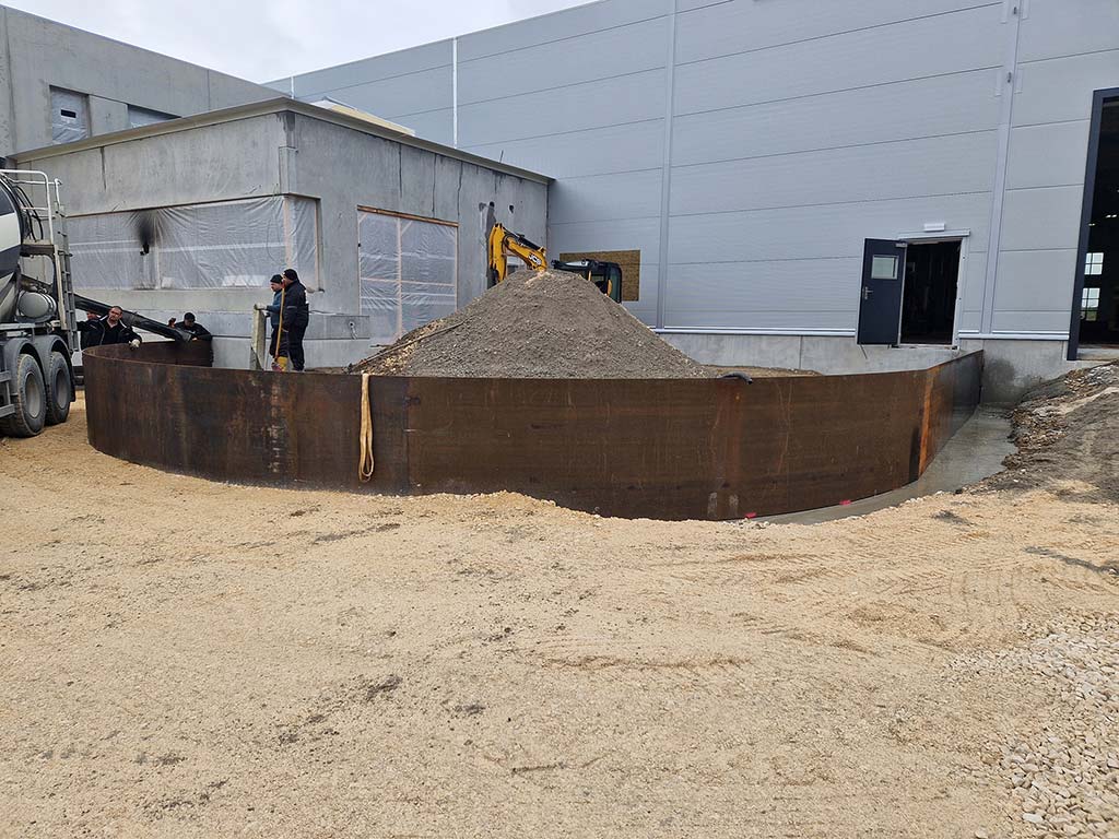 Aussenanlage mit Cortenstahleinfassung