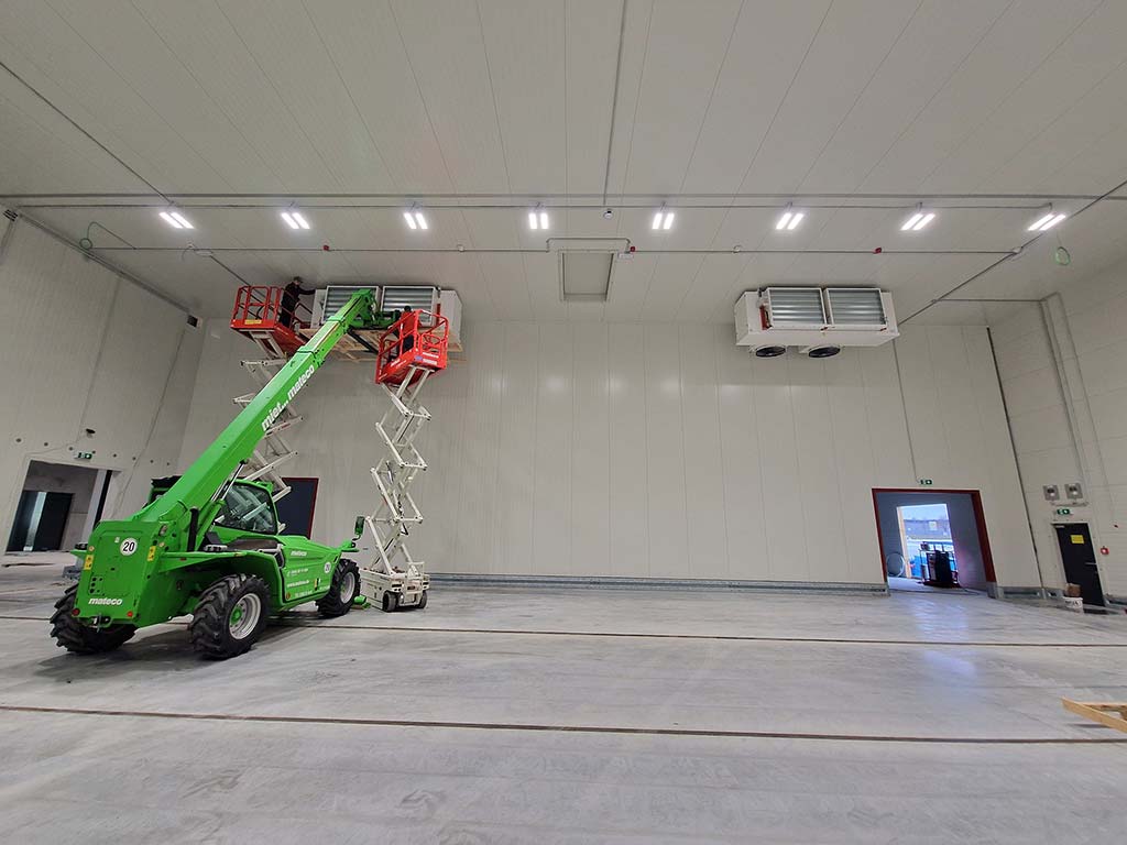 Montagearbeiten: Verdampfer in Tiefkühlhaus